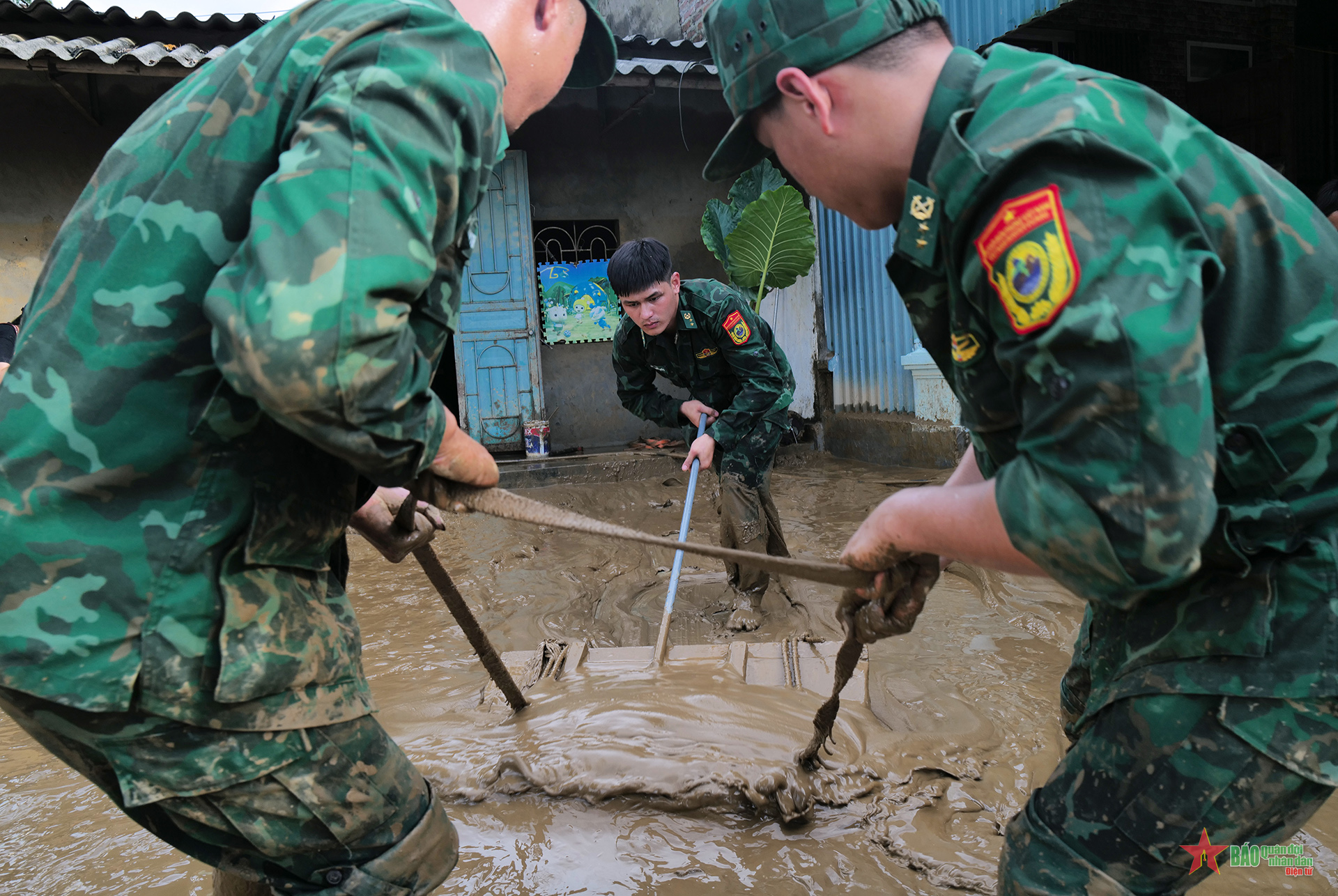 Giúp dân dọn nhà sau bão Yagi